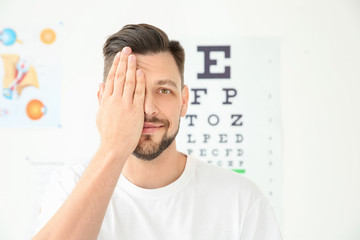 Young man visiting ophthalmologist © New Africa