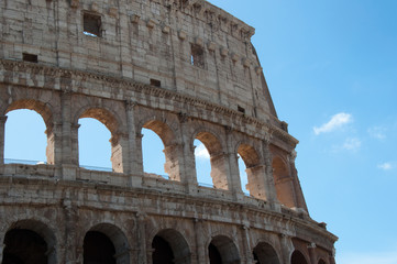 Naklejka premium Roma, Italia - 30 aprile 2018: un dettaglio del Colosseo in una bella giornata di sole