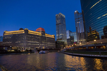 Fototapeta na wymiar Chicago river at dusk