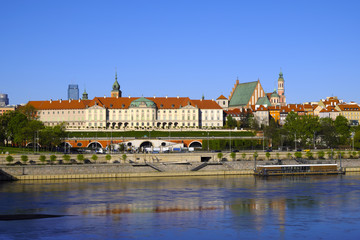 Fototapeta na wymiar Warsaw, Poland - Panoramic view of historic quarter of Warsaw with Royal Castle and old town tenements seen from the Vistula river side
