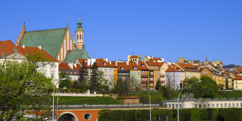 Warsaw, Poland - Panoramic view of historic quarter of Warsaw with Royal Castle and old town tenements seen from the Vistula river side © Art Media Factory