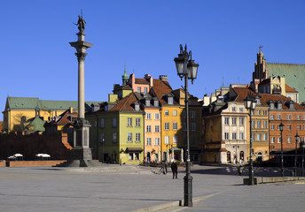 Obraz premium Warsaw, Poland - Historic quarter of Warsaw old town - Royal Castle Square and historic tenements with Sigismund's Column III Waza monument
