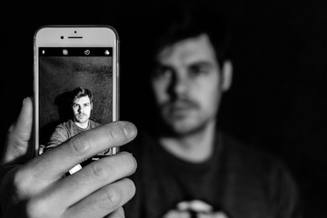 Hombre se hace un selfie