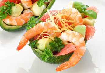 Antipasto, avocado con gamberetti, fuoco selettivo