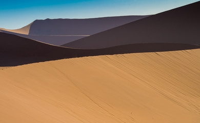 Fototapeta na wymiar Linien von Dünen in der Namib, Namib-Naukluft National Park, Sesriem, Namibia