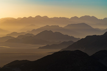 Naukluft Gebirge am Rande der Namib im Sonnenaufgang aus dem Ballon gesehen, Sesriem, Namibia