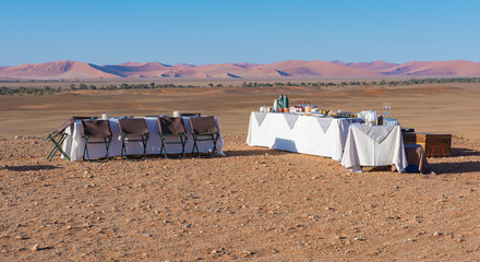 gedeckte Tische für ein Frühstück in der Wüste Namib, Tsauchabtal, Sesriem, Namibia