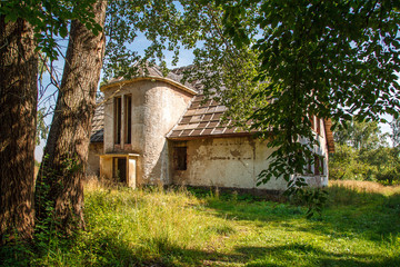 Fototapeta na wymiar old abandoned village house