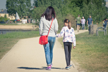 Mama i córka na spacerze © Mariusz Stoszewski