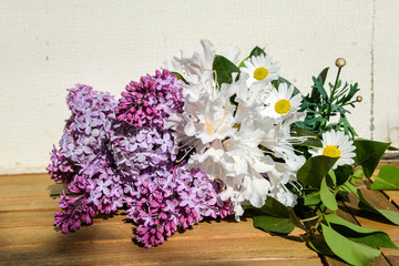 lila Flieder als weicher Blumenhintergrund