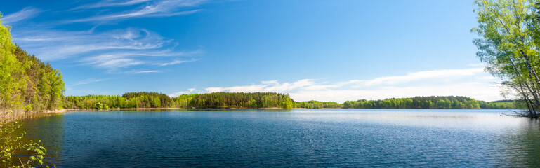 Obraz premium beautiful sunny lake