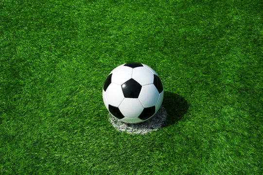 Fussball auf Elfmeterpunkt, gr&uuml;ner Kunstrasen in der Sonne im Sommer