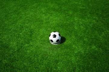 Fussball auf Elfmeterpunkt, grüner Kunstrasen in der Sonne im Sommer