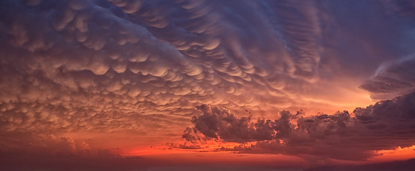 Apocalyptic clouds in the sky. - obrazy, fototapety, plakaty