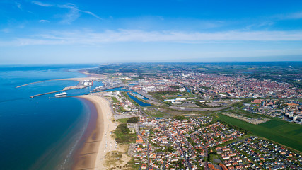 Vue aérienne du port et de la ville de Calais - obrazy, fototapety, plakaty