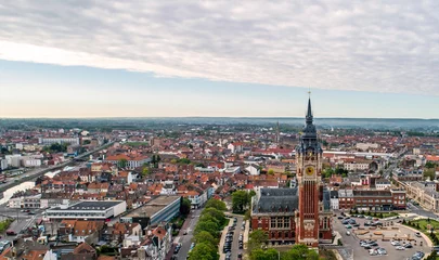 Fototapeten Der Glockenturm des Rathauses in Calais © altitudedrone