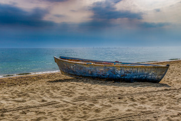 Obraz premium Boat on the sand