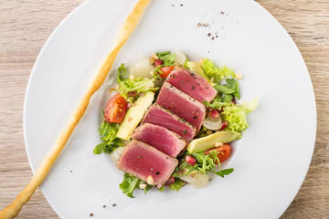 delicious tune salad with tomato