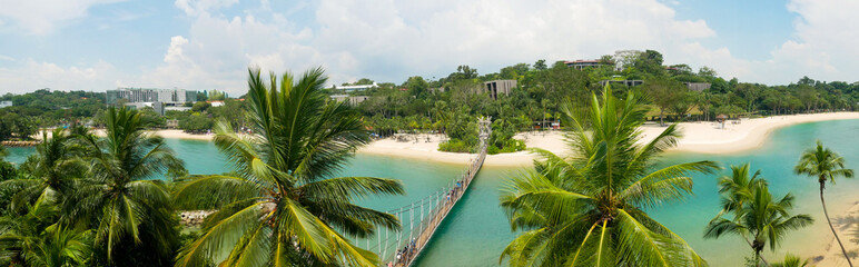 paradiesischer Strand mit blauem Wasser und Palmen