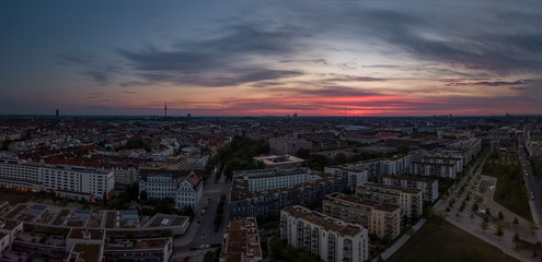 Obraz premium Morgendröte über München - Am Morgen über den Dächern der bayrischen Landeshauptstadt, ein Drohnenbild