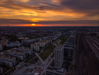 Der Tag erwacht mit einem bezaubernden Sonnenaufgang über München aus der Luft als...