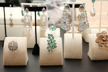 Extraordinary jewelry with diamonds, emeralds and other stones