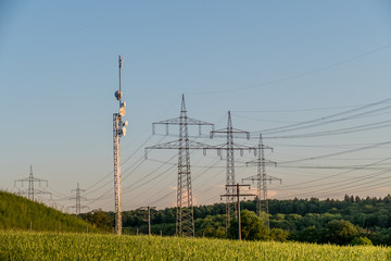 Obraz premium Überlandleitung und Funkmast