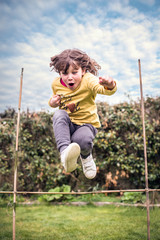 enfant sautant dans le jerdin