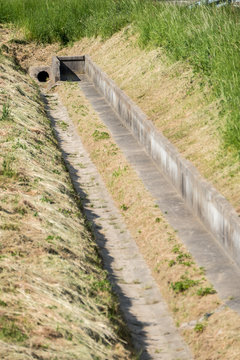 Abwasserschacht neben einer Landstrasse