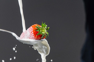 Fragola con latte splash photography
