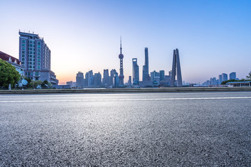 Obraz premium asphalt road with panoramic cityskyline