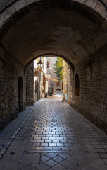 Fototapeta na wymiar archway in an old French town