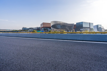 Obraz premium empty road with modern office building