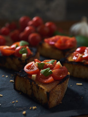 Bruschette Pomodoro Aglio e Basilico