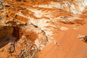 Düne mit roter Sand. Sand Texure und Sand Formation in unterschidlichen Farben.