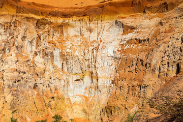 Düne mit roter Sand. Sand Texure und Sand Formation in unterschidlichen Farben.