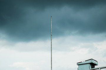 Obraz premium Lightning on the building top floor