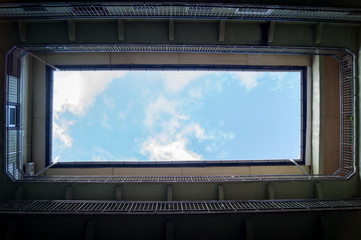 Blauer Himmel aus Gebäude