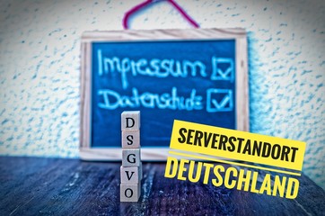 Bauklötze mit der Aufschrift DSGVO in englisch GDPR Impressum und Datenschutz und Serverstandort...