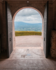 Vista dalla porta dell' abbazia di Montecassino 