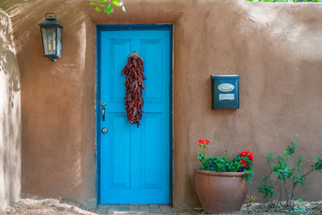 Obraz premium blue door with chile ristra santa fe new mexico