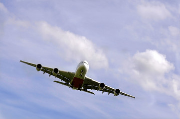Großes Passagierflugzeug mit Wolkenhimmel