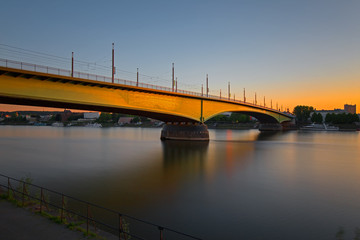 Bonn, Kennedybrücke im Sonnenuntergang