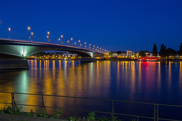 Bonn, Blick &uuml;ber den Rhein nach Beuel bei Nacht
