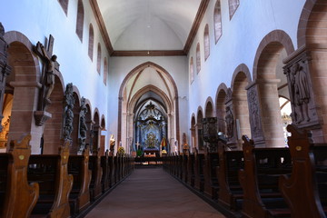 Langschiff mit Hochaltar in der Stiftskirche St. Peter und Alexander in Aschaffenburg  © Ilhan Balta