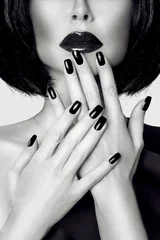 Porträt einer schönen brünetten Frau mit elegantem Make-up und modischer Maniküre. © marcink3333