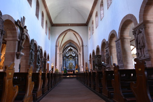 Langschiff mit Hochaltar in der Stiftskirche St. Peter und Alexander in Aschaffenburg 