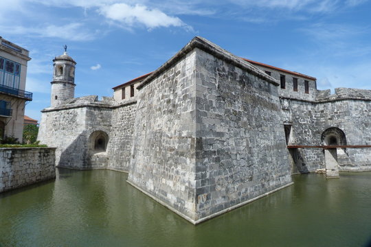 Historische Wasserfestung in der Altstadt von Havanna (Castillo de la Real Fuerza) mit Kriegsmuseum.