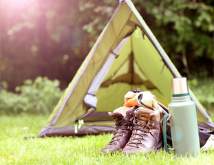 Camping Zelt und Wanderstiefel