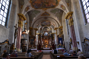 Fototapeta na wymiar Innenansicht der Votivkirche Mariä Heimsuchung (Sandkirche) in Aschaffenburg 